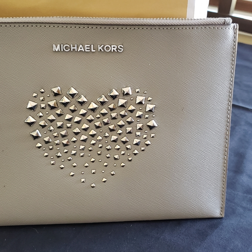 Michael kors xl zip clutch
